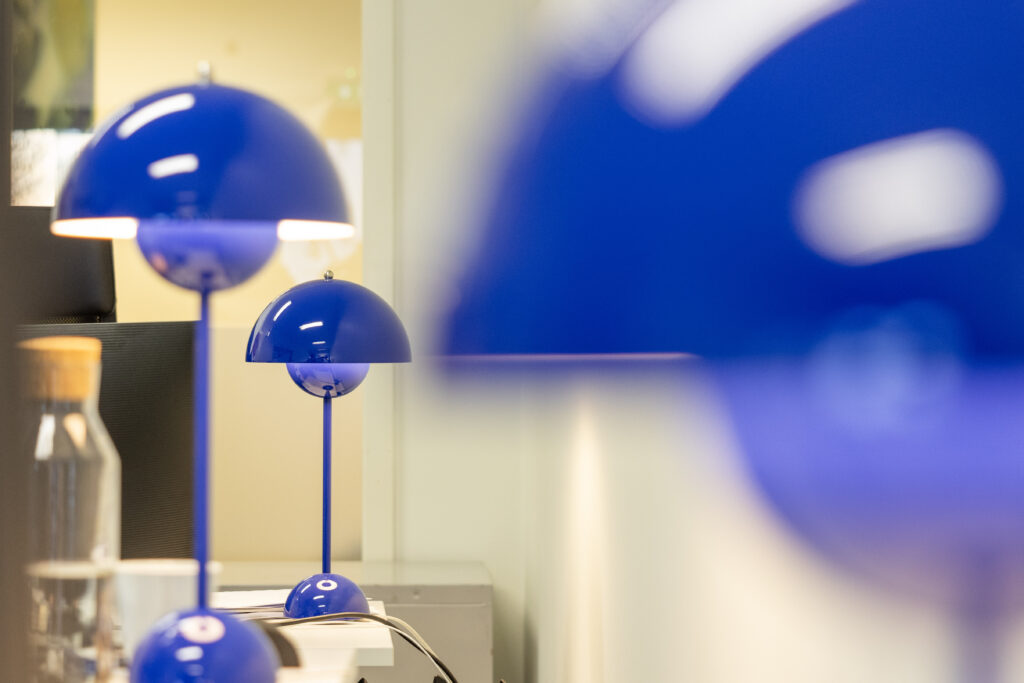 Blå lamper satt opp på pulter